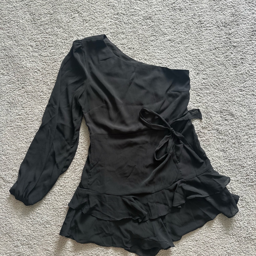 Lulu’s one sleeve ruffle romper